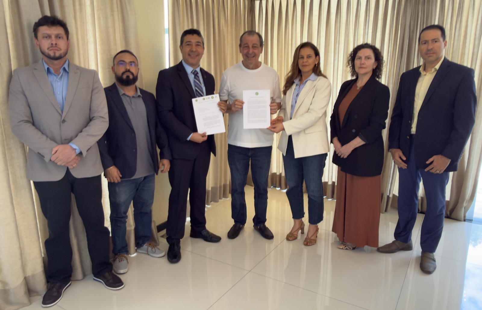 No momento, você está visualizando Delegados da Polícia Federal recebem apoio de Omar Aziz para a criação do Fundo Nacional de Combate às Organizações Criminosas