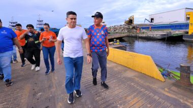 David Almeida lidera operação que retira 350 toneladas de lixo do rio Negro e consolida política ambiental com 14 ecobarreiras em Manaus