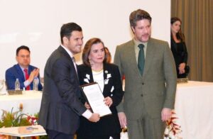 Leia mais sobre o artigo Prefeito em exercício Renato Junior assina termo de compromisso do programa inédito de educação do TCE-AM