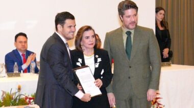 Prefeito em exercício Renato Junior assina termo de compromisso do programa inédito de educação do TCE-AM