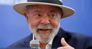 Leia mais sobre o artigo Lula posa com prefeitos do PL e faz piada: “Bater neles”