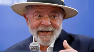 Lula posa com prefeitos do PL e faz piada: “Bater neles”