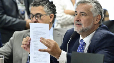 Governistas apontam “fraude” em votação que aprovou quebra de sigilo de Lulinha e acionarão presidente da CPMI do INSS