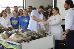 Leia mais sobre o artigo Governador Wilson Lima inicia entrega de 470 toneladas de peixe e reforça segurança alimentar na Semana Santa
