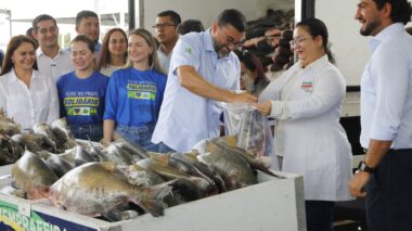 Governador Wilson Lima inicia entrega de 470 toneladas de peixe e reforça segurança alimentar na Semana Santa