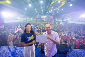 Leia mais sobre o artigo Filiação da deputada Mayra Dias ao partido de Omar Aziz lota quadra da Vitória Régia, na Praça 14