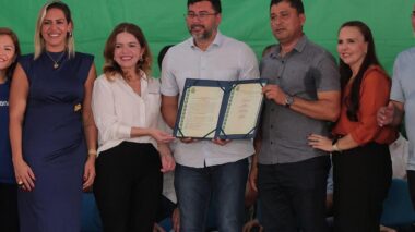 Nos 140 anos de Lábrea, governador Wilson Lima entrega documento que viabiliza regularização fundiária no município