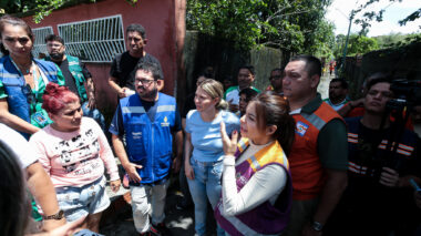 Força-tarefa da Prefeitura de Manaus continua assistindo famílias afetadas pela forte chuva na capital