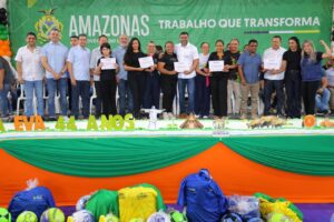 Leia mais sobre o artigo os 44 anos de Rio Preto da Eva, governador Wilson Lima entrega 117 títulos definitivos e garante segurança jurídica a famílias do município