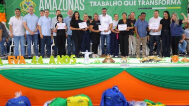 os 44 anos de Rio Preto da Eva, governador Wilson Lima entrega 117 títulos definitivos e garante segurança jurídica a famílias do município