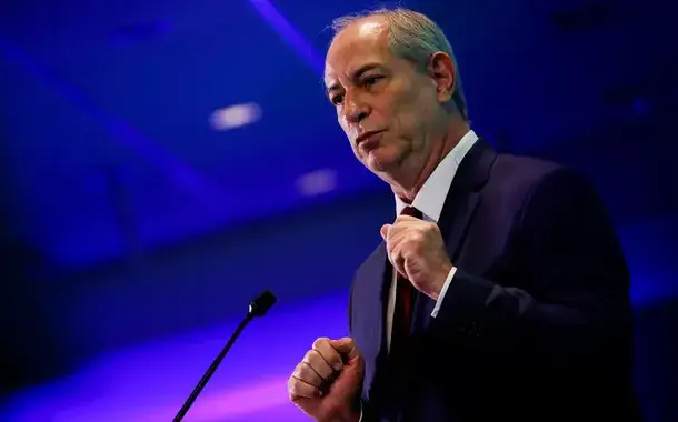 No momento, você está visualizando Flávio Bolsonaro retoma conversas com Ciro Gomes após veto de Michelle