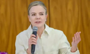 Leia mais sobre o artigo A resposta de Gleisi ao discurso de Flávio Bolsonaro: “vendilhão da pátria”