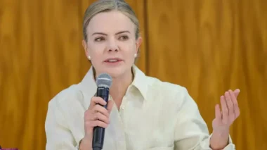 A resposta de Gleisi ao discurso de Flávio Bolsonaro: “vendilhão da pátria”