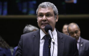 Leia mais sobre o artigo Lindbergh Farias critica editorial da Folha e afirma que governo Lula enfrentou caso Banco Master