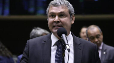 Lindbergh Farias critica editorial da Folha e afirma que governo Lula enfrentou caso Banco Master