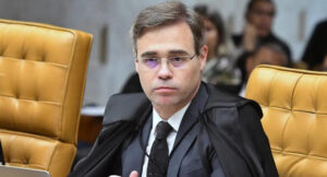 Leia mais sobre o artigo Mendonça impõe tornozeleira eletrônica a deputada federal