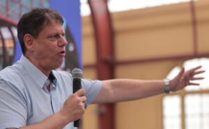 Leia mais sobre o artigo Tarcísio rebate Lula e Haddad, critica gestão Alckmin em SP e diz que entregou ‘obra da Copa’