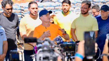 David Almeida entrega material e anuncia fim das escolas de madeira na zona rural de Manaus até novembro