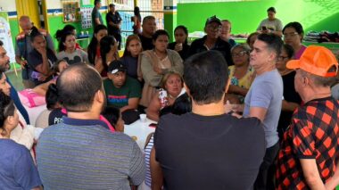 David Almeida acompanha famílias em abrigo e reforça acolhimento após chuvas intensas em Manaus