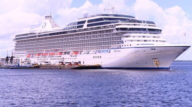 Cruzeiro MS Marina chega ao porto de Manaus e fortalece economia local