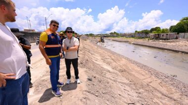 Prefeito David Almeida acompanha obra no igarapé do Mindu e reforça redução de alagações na zona Leste de Manaus