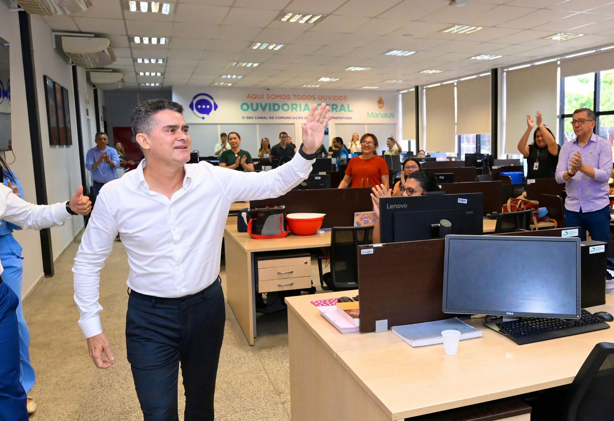 No momento, você está visualizando Prefeito David Almeida percorre sede da prefeitura, agradece servidores e reforça transição com foco na continuidade da gestão
