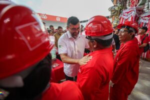 Leia mais sobre o artigo Governador Wilson Lima desembarca em Parintins e entrega 14 mil EPIs para trabalhadores dos bois Caprichoso e Garantido