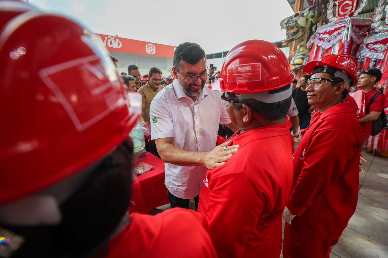No momento, você está visualizando Governador Wilson Lima desembarca em Parintins e entrega 14 mil EPIs para trabalhadores dos bois Caprichoso e Garantido