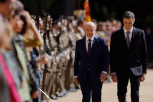 Leia mais sobre o artigo Lula inicia viagem pela Europa e é recebido por Sánchez na Espanha