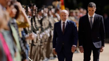 Lula inicia viagem pela Europa e é recebido por Sánchez na Espanha