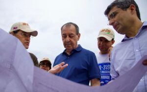 Leia mais sobre o artigo Sai edital de licitação para recuperar trecho do meio da BR-319 e Omar Aziz destaca momento histórico para o Amazonas