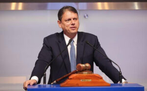 Leia mais sobre o artigo Tarcísio intensifica articulação para convencer PSDB a retirar candidatura