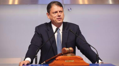 Tarcísio intensifica articulação para convencer PSDB a retirar candidatura