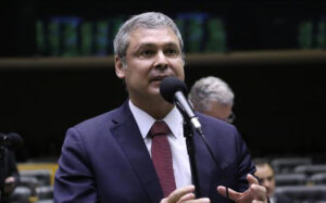 Leia mais sobre o artigo Zema terá que responder por seus atos, diz Lindbergh