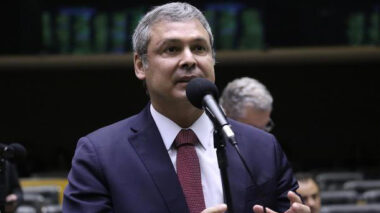 Zema terá que responder por seus atos, diz Lindbergh