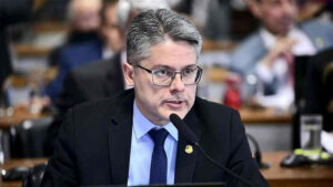 Leia mais sobre o artigo Alexandre de Moraes e sua mulher abrem ação contra Alessandro Vieira