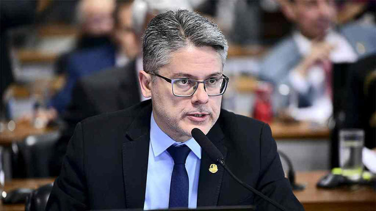 No momento, você está visualizando Alexandre de Moraes e sua mulher abrem ação contra Alessandro Vieira