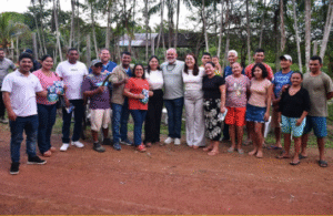 Leia mais sobre o artigo Cabo Maciel visita Ramal do Canaã ao lado da Prefeita de Maués Macelly Veras, para falar de Desenvolvimento e Dignidade para as Famílias locais