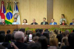 Leia mais sobre o artigo Prefeito Renato Junior prestigia posse de novos juízes do TJ-AM e destaca fortalecimento institucional entre município e Judiciário