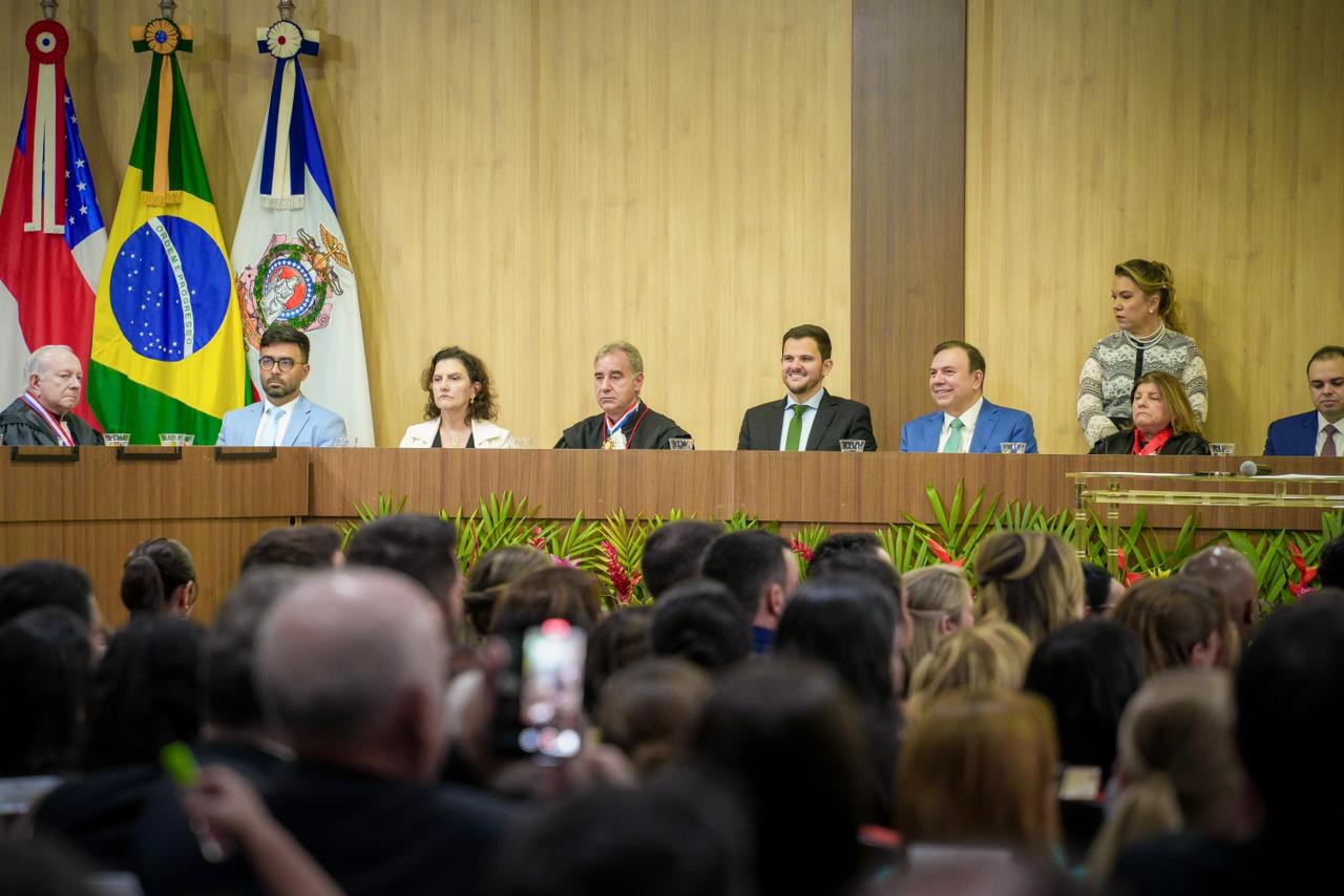 No momento, você está visualizando Prefeito Renato Junior prestigia posse de novos juízes do TJ-AM e destaca fortalecimento institucional entre município e Judiciário