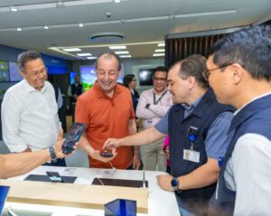 Leia mais sobre o artigo Omar Aziz visita fábrica da Samsung em Manaus e destaca papel da Zona Franca na geração de empregos
