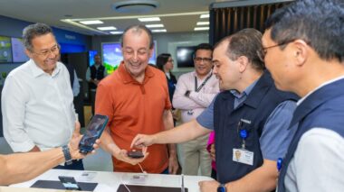 Omar Aziz visita fábrica da Samsung em Manaus e destaca papel da Zona Franca na geração de empregos