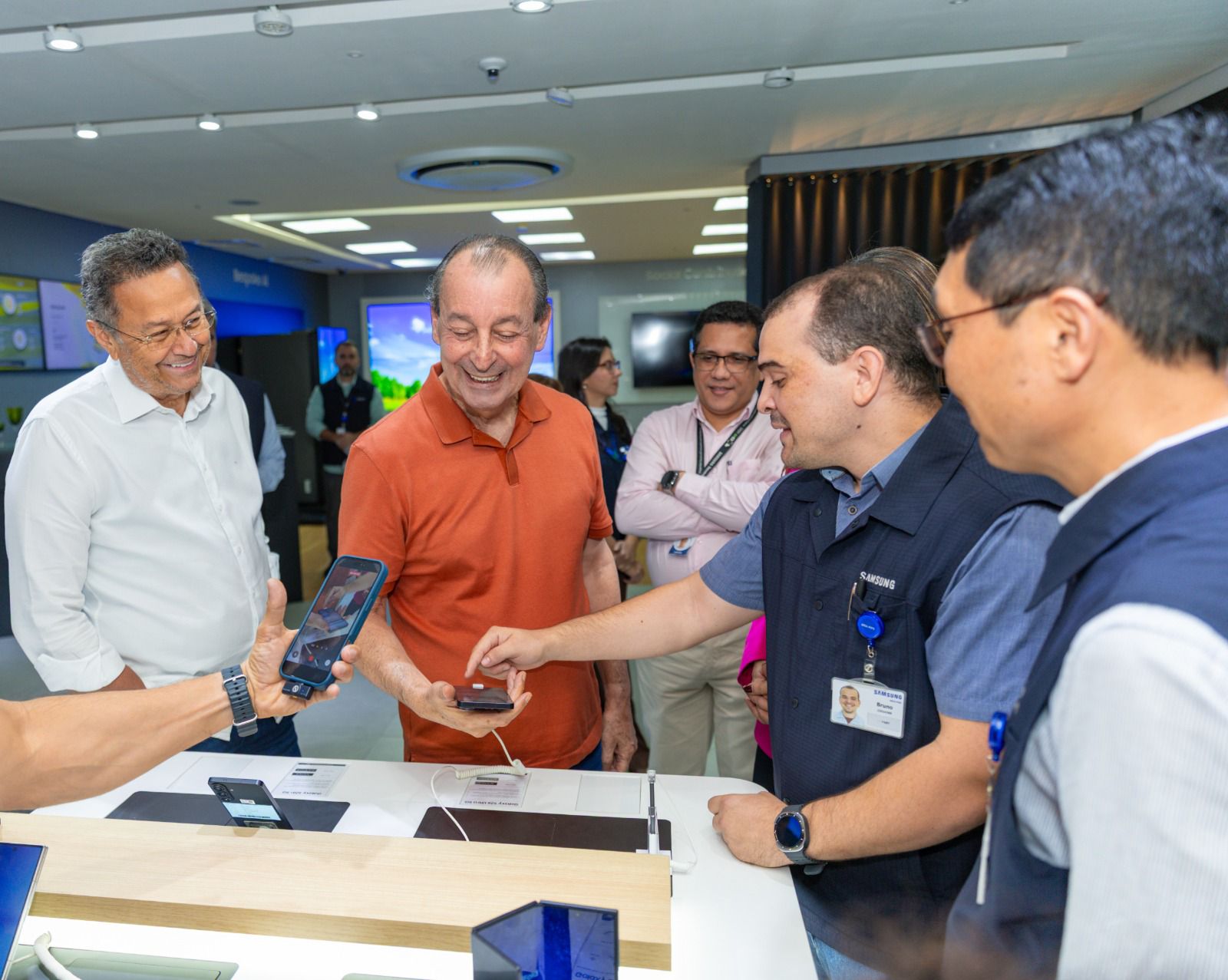 No momento, você está visualizando Omar Aziz visita fábrica da Samsung em Manaus e destaca papel da Zona Franca na geração de empregos