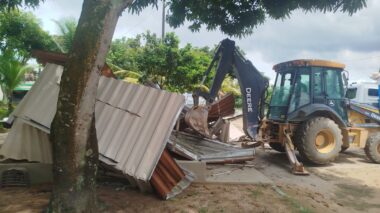 Prefeitura faz demolição de construções irregulares em praça do Dom Pedro