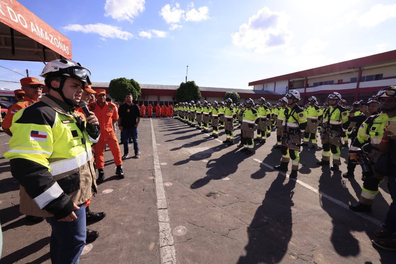 No momento, você está visualizando Governador Roberto Cidade reforça estrutura do Corpo de Bombeiros e lança operação Amazonas + Verde