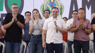 Governador Roberto Cidade entrega 870 cartões do Auxílio Estadual durante Governo Presente e amplia acesso a serviços essenciais na zona norte de Manaus