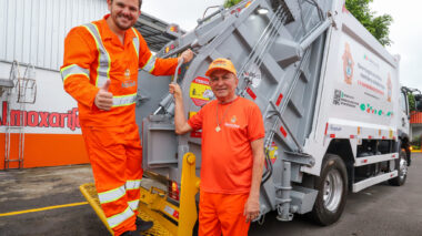 Uniformizado de gari, prefeito Renato Junior entrega novos caminhões compactadores e exalta a força da limpeza pública de Manaus