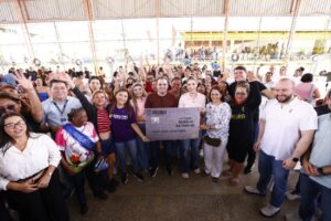 Leia mais sobre o artigo Na véspera do Dia das Mães, governador Roberto Cidade entrega 983 cartões do Auxílio Estadual para mulheres da capital