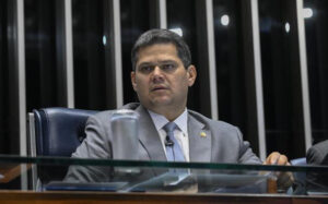 Leia mais sobre o artigo Empresários pressionam Alcolumbre para frear avanço do fim da escala 6×1 no Congresso