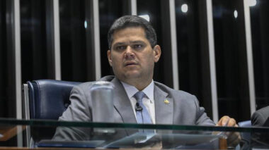 Empresários pressionam Alcolumbre para frear avanço do fim da escala 6×1 no Congresso